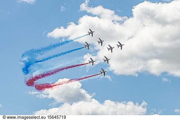 Kunstflug mit französischer Flagge  Patrouille de France  Kunstflugstaffel der französischen Luftwaffe  Flugzeug Alpha Jet in französischen Farben  Flugshow  Paris  Frankreich  Europa