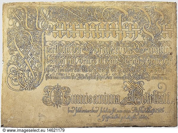 KUNSTHANDWERK  Kalligraphie-Schmuckplatte  sÃ¼ddeutsch  datiert 1664 Rechteckige Platte aus beigem Solnhofer Schiefer mit beidseitig kunstvoll geÃ¤tztem Dekor. Ein Seite mit aufwÃ¤ndig gestalteter Aufschrift 'Jeder Mann sei Untertan der Obrigkeit die Gewalt Ã¼ber ihn hat  denn es ist keine Obrikeit ohne die von Gott...' (RÃ¶mer Kapitel 13). Am unteren Rand signiert 'Gottfried Abel p.t. logista 1664'. Die Gegenseite mit Rechenspiel in Versen auf Latein und Deutsch. Schrift und Zierrahmen alt vergoldet. MaÃŸe 19 x 26 cm. Aufgrund der dichten  feinen Struktur des Solhofener Schiefers bzw. Plattenkalks war der Stein seit jeher gut fÃ¼r geÃ¤tzte Dekors geeignet  erste Belege hierfÃ¼r sind bereits aus dem 14. Jhdt. bekannt. Aus den geÃ¤tzten Kunstkammerobjekten des 16. und 17. Jhdts entwickelten sich Ende des 18.Jhdts. die Drucktechnik der Lithographie
