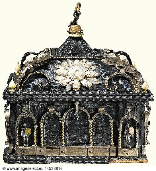 KUNSTHANDWERK  PrunkkÃ¤stchen  deutsch oder italienisch  2.HÃ¤lfte 17.Jhdt. KÃ¤stchen aus dunkel gefasstem Holz mit reichem Zierbesatz aus Messing und Bein. Rechteckiger Korpus mit verkrÃ¶pften Ecken und Flammleisten. Umlaufend aufgelegte Arkaden aus fein profiliertem Messing. Seitlich je zwei eingestellte Figuren. Auf der Vorderseite zwei ArmbrustschÃ¼tzen  seitlich und an der RÃ¼ckseite Krieger mit Speer und Schild. An den Vorderkanten fein gedrechselte SÃ¤ulen aus Bein. GewÃ¶lbter Deckel mit Dekoration aus fein geschnitztem Bein. An den Kanten Knorpelwerk aus Messing. PyramidenfÃ¶rmige DeckelbekrÃ¶nung mit kleiner Messingfigur  Knabe einen Reif haltend. Gefederter Sperrmechanismus mit Druckknopf  Abdeckung in Form einer weiblichen Karyatide. Das Innere mit goldegeprÃ¤gtem Papier ausgekleidet. MaÃŸe 16 x 15 x 12 5 cm. Provenienz: SothebyÂ´s  Auktion Schloss Monrepos  9. Oktober 2000  Los Nr. 19. KUNSTHANDWERK, PrunkkÃ¤stchen, deutsch oder italienisch, 2.HÃ¤lfte 17.Jhdt. KÃ¤stchen aus dunkel gefasstem Holz mit reichem Zierbesatz aus Messing und Bein. Rechteckiger Korpus mit verkrÃ¶pften Ecken und Flammleisten. Umlaufend aufgelegte Arkaden aus fein profiliertem Messing. Seitlich je zwei eingestellte Figuren. Auf der Vorderseite zwei ArmbrustschÃ¼tzen, seitlich und an der RÃ¼ckseite Krieger mit Speer und Schild. An den Vorderkanten fein gedrechselte SÃ¤ulen aus Bein. GewÃ¶lbter Deckel mit Dekoration aus fein geschnitztem Bein. An den Kanten Knorpelwerk aus Messing. PyramidenfÃ¶rmige DeckelbekrÃ¶nung mit kleiner Messingfigur, Knabe einen Reif haltend. Gefederter Sperrmechanismus mit Druckknopf, Abdeckung in Form einer weiblichen Karyatide. Das Innere mit goldegeprÃ¤gtem Papier ausgekleidet. MaÃŸe 16 x 15 x 12,5 cm. Provenienz: SothebyÂ´s, Auktion Schloss Monrepos, 9. Oktober 2000, Los Nr. 19.,