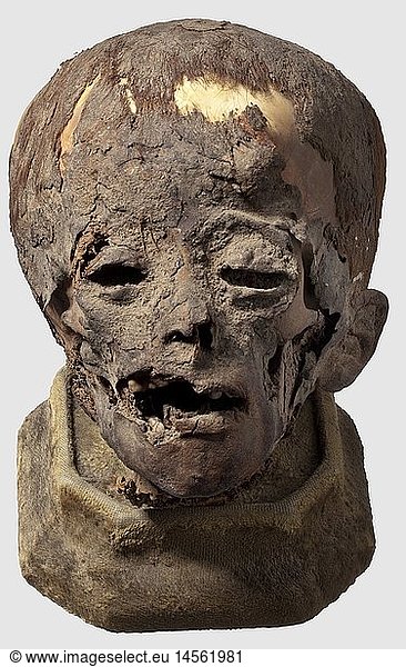 KUNSTHANDWERK  SchÃ¤del einer Kindermumie  Ã„gypten  Dritte Zwischenzeit  ca. 1000 v. Chr. PrÃ¤parierter Kopf eines Kindes mit stellenweise erhaltenem rÃ¶tlich/braunem Haupthaar. Am Hinterkopf noch anhaftende Teile der Bandagen  mit denen die Mumie eingehÃ¼llt war. HÃ¶he des Kopfes ca. 16 cm. In verglastem  ebonisiertem  durch einen Schieber zu Ã¶ffnenden Schaukasten (eine Scheibe fehlt). MaÃŸe 28 x 21 x 36 cm. Nach Napoleons Ã„gyptenfeldzug beginnt die moderne Ã„gyptologie im Jahre 1822 mit Jean Francois Champollion und Karl Richard Lepsius. Die Entdeckungen dieser MÃ¤nner fÃ¼hrten im 19. Jahrhundert zu einer solchen Begeisterung fÃ¼r das Alte Ã„gypten  dass man in Europa makabre SoirÃ©es gab  bei denen Mumien vor einem faszinierten Publikum von ihren Bandagen befreit wurden. Aber auch in frÃ¼heren Jahrhunderten wurden Mumien in groÃŸer Zahl nach Europa importiert und weiterverarbeitet. Die zermahlenen Leichname wurden als Pulver unter der Bezeichnung 'Mumia vera aegyptiaca' bis in die 1920er Jahre als wirksame Arznei vertrieben. Aber auch in der Malerei verwendete man seit der Mitte des 16. Jahrhunderts dieses Pulver als 'Mumienbraun'  ein Pigment  mit dem man ein besonders schÃ¶nes  tiefes Braun anmischen konnte
