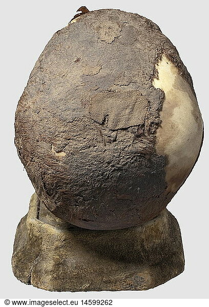 KUNSTHANDWERK  SchÃ¤del einer Kindermumie  Ã„gypten  Dritte Zwischenzeit  ca. 1000 v. Chr. PrÃ¤parierter Kopf eines Kindes mit stellenweise erhaltenem rÃ¶tlich/braunem Haupthaar. Am Hinterkopf noch anhaftende Teile der Bandagen  mit denen die Mumie eingehÃ¼llt war. HÃ¶he des Kopfes ca. 16 cm. In verglastem  ebonisiertem  durch einen Schieber zu Ã¶ffnenden Schaukasten (eine Scheibe fehlt). MaÃŸe 28 x 21 x 36 cm. Nach Napoleons Ã„gyptenfeldzug beginnt die moderne Ã„gyptologie im Jahre 1822 mit Jean Francois Champollion und Karl Richard Lepsius. Die Entdeckungen dieser MÃ¤nner fÃ¼hrten im 19. Jahrhundert zu einer solchen Begeisterung fÃ¼r das Alte Ã„gypten  dass man in Europa makabre SoirÃ©es gab  bei denen Mumien vor einem faszinierten Publikum von ihren Bandagen befreit wurden. Aber auch in frÃ¼heren Jahrhunderten wurden Mumien in groÃŸer Zahl nach Europa importiert und weiterverarbeitet. Die zermahlenen Leichname wurden als Pulver unter der Bezeichnung 'Mumia vera aegyptiaca' bis in die 1920er Jahre als wirksame Arznei vertrieben. Aber auch in der Malerei verwendete man seit der Mitte des 16. Jahrhunderts dieses Pulver als 'Mumienbraun'  ein Pigment  mit dem man ein besonders schÃ¶nes  tiefes Braun anmischen konnte KUNSTHANDWERK, SchÃ¤del einer Kindermumie, Ã„gypten, Dritte Zwischenzeit, ca. 1000 v. Chr. PrÃ¤parierter Kopf eines Kindes mit stellenweise erhaltenem rÃ¶tlich/braunem Haupthaar. Am Hinterkopf noch anhaftende Teile der Bandagen, mit denen die Mumie eingehÃ¼llt war. HÃ¶he des Kopfes ca. 16 cm. In verglastem, ebonisiertem, durch einen Schieber zu Ã¶ffnenden Schaukasten (eine Scheibe fehlt). MaÃŸe 28 x 21 x 36 cm. Nach Napoleons Ã„gyptenfeldzug beginnt die moderne Ã„gyptologie im Jahre 1822 mit Jean Francois Champollion und Karl Richard Lepsius. Die Entdeckungen dieser MÃ¤nner fÃ¼hrten im 19. Jahrhundert zu einer solchen Begeisterung fÃ¼r das Alte Ã„gypten, dass man in Europa makabre SoirÃ©es gab, bei denen Mumien vor einem faszinierten Publikum von ihren Bandagen befreit wurden. Aber auch in frÃ¼heren Jahrhunderten wurden Mumien in groÃŸer Zahl nach Europa importiert und weiterverarbeitet. Die zermahlenen Leichname wurden als Pulver unter der Bezeichnung 'Mumia vera aegyptiaca' bis in die 1920er Jahre als wirksame Arznei vertrieben. Aber auch in der Malerei verwendete man seit der Mitte des 16. Jahrhunderts dieses Pulver als 'Mumienbraun', ein Pigment, mit dem man ein besonders schÃ¶nes, tiefes Braun anmischen konnte,