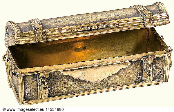 KUNSTHANDWERK  Schnupftabaksdose in Truhenform  Herrengrund/Ungarn um 1750 Filigran gearbeitete Dose aus feuervergoldetem Kupfer in Form einer Reisetruhe. Rechteckiger Korpus mit gewÃ¶lbtem Deckel und BandbeschlÃ¤gen. Seitlich zwei bewegliche Tragehenkel  vorderseitig zwei anhÃ¤ngende DreiecksschlÃ¶sser. Deckel mit kleiner LÃ¶tstelle. GrÃ¶ÃŸe 3 5 x 8 5 x 3 5 cm. KUNSTHANDWERK, Schnupftabaksdose in Truhenform, Herrengrund/Ungarn um 1750 Filigran gearbeitete Dose aus feuervergoldetem Kupfer in Form einer Reisetruhe. Rechteckiger Korpus mit gewÃ¶lbtem Deckel und BandbeschlÃ¤gen. Seitlich zwei bewegliche Tragehenkel, vorderseitig zwei anhÃ¤ngende DreiecksschlÃ¶sser. Deckel mit kleiner LÃ¶tstelle. GrÃ¶ÃŸe 3,5 x 8,5 x 3,5 cm.,