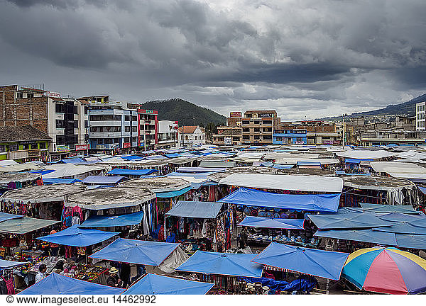 Kunsthandwerkermarkt am Samstag  Plaza de los Ponchos  Blick von oben  Otavalo  Provinz Imbabura  Ecuador  Südamerika