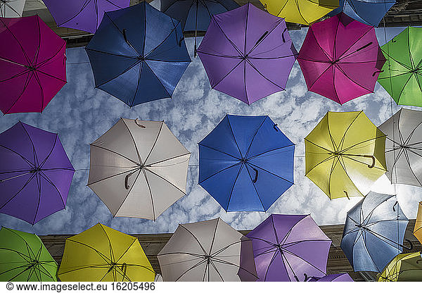 Kunstinstallation mit bunten Regenschirmen in einer Straße in Arles  Provence  Frankreich