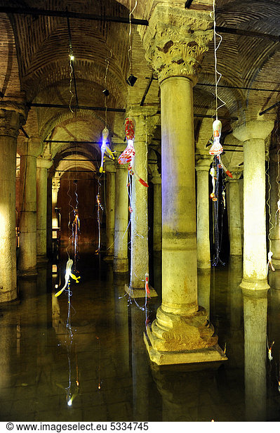 Kunstinstallation  unterirdische Zisterne  Yerebatan Sarayi oder Cisterna Basilica  Binbirdirek Sarnici  Istanbul  Türkei