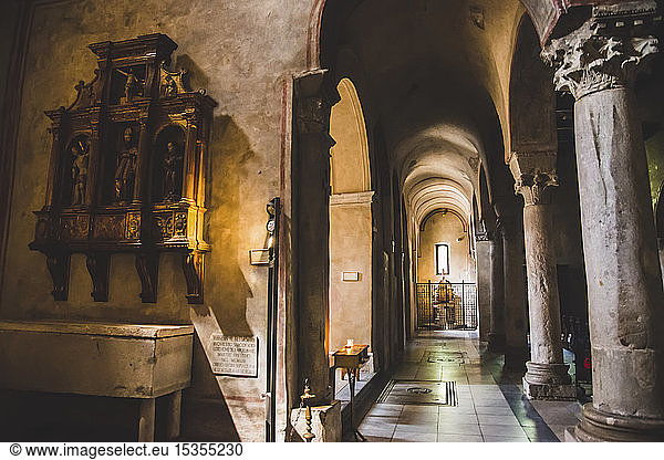 Kunstwerke und Fenster in einer Kathedrale; Italien