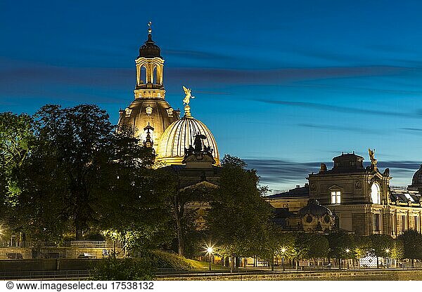 Kuppel der Frauenkirche und der Kunstakademie  Dämmerungsaufnahme  Dresden  Sachsen  Deutschland  Europa