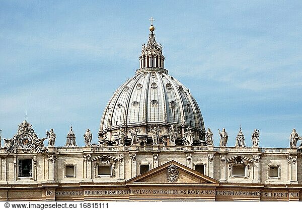 Kuppel der Petersbasilika in der Vatikanstadt in Rom - Italien-.