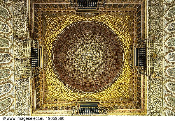 Kuppel im Botschaftersaal Salón de Embajadores  Königspalast Alcázar  Sevilla Andalusien  Spanien  Europa