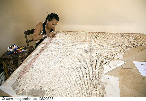 Kuratorin bei der Reparatur eines Mosaiks  Archäologisches Museum  Rhodos  Griechenland