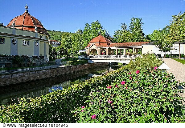 Kurpark  Fluss Sinn  Pavillon  überdachte Wandelgänge  Kurort  Bad Brückenau  Bayern  Deutschland  Europa