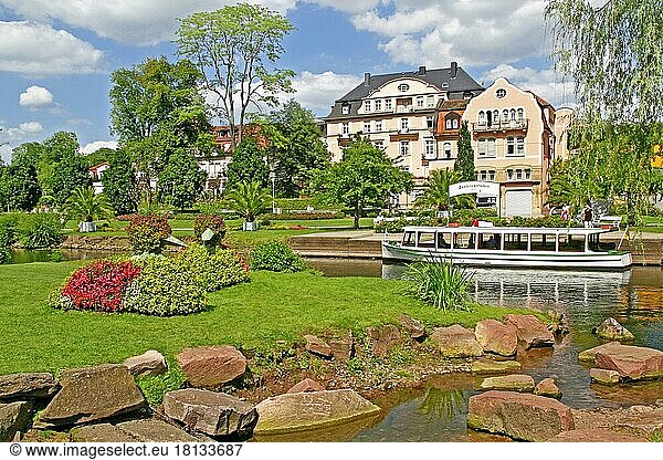 Kurpark  Skulpturen aus Blumen  Fluss Fränkische Saale  Kurort  Bad Kissingen  Bayern  Fränkische Saale  Deutschland  Europa