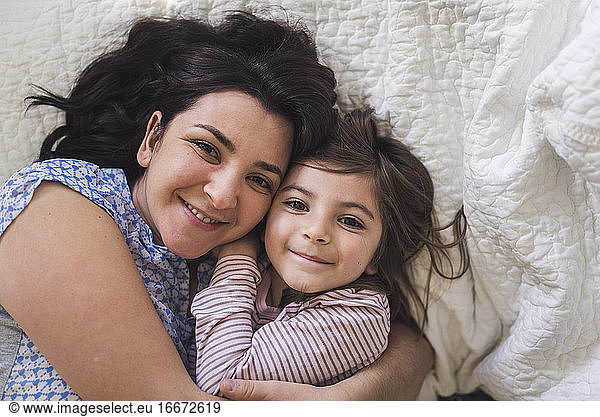 Kuschelzeit für glückliche Mutter (Mitte 30) und ihre 6 Jahre alte Tochter