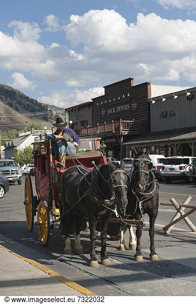 Kutscher  Cowboy  historische Postkutsche  zwei Pferde  Jackson Hole  Wyoming  Westen der USA  Vereinigte Staten von Amerika  Nordamerika