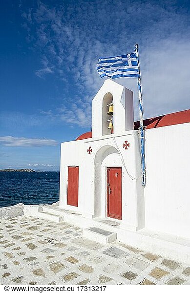 Kykladische griechisch-orthodoxe Kirche am Meer  Mykonos Stadt  Mykonos  Kykladen  Griechenland  Europa