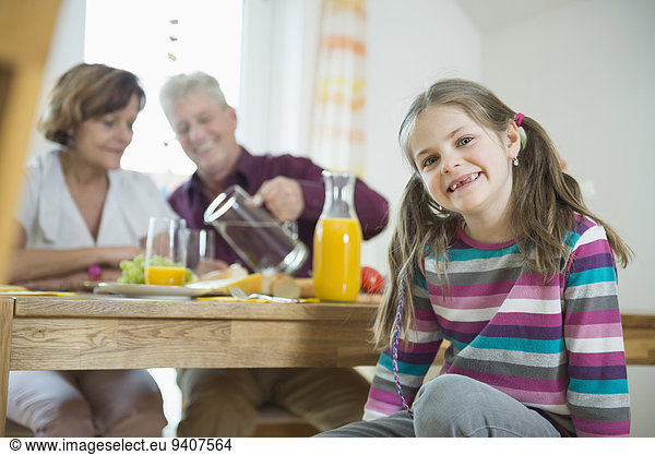 lächeln Großeltern Enkeltochter Gericht Mahlzeit