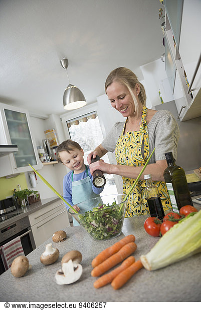 lächeln Junge - Person Vorbereitung Salat Mutter - Mensch