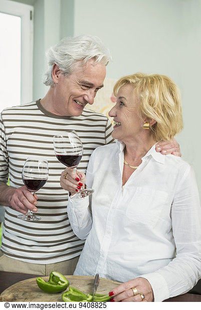 lächeln Wein reifer Erwachsene reife Erwachsene trinken