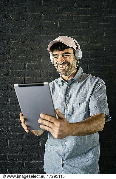 Lächelnd gut aussehend Mann nimmt selfie durch digitale Tablette