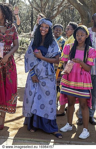 Lächelnde afrikanische erwachsene Frau in traditioneller afrikanischer Kleidung bei einer Hochzeit  Soweto Township  Südafrika