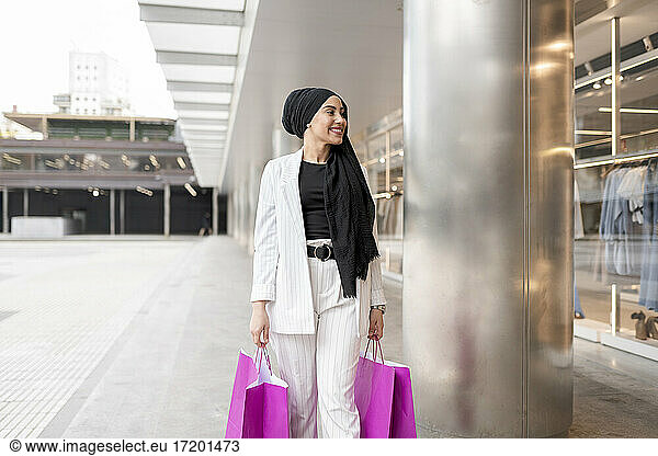 Lächelnde arabische Frau beim Einkaufen im Einkaufszentrum