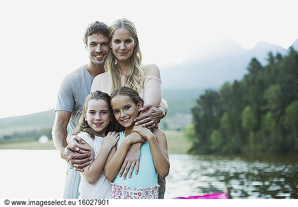 Lächelnde Familie am Seeufer