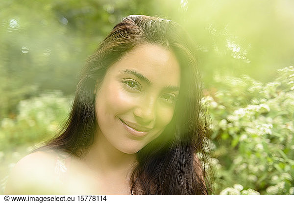 Lächelnde Frau am Busch