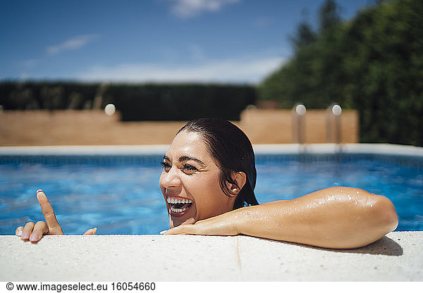 Lächelnde Frau am Pool