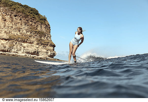 Lächelnde Frau beim Surfen