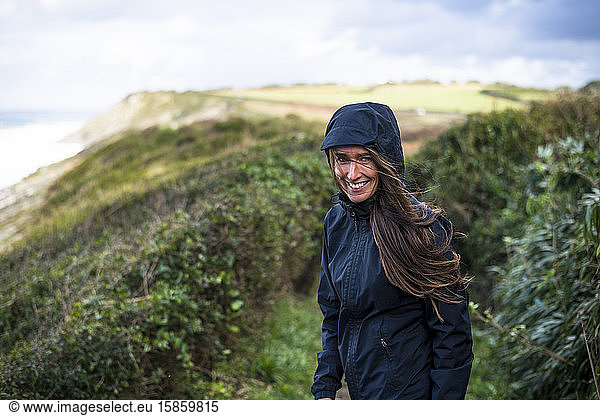 Lächelnde Frau erkundet das französische Baskenland