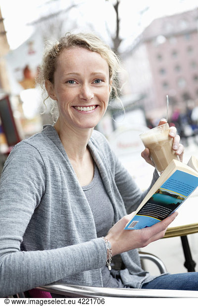 Lächelnde Frau im Kaffeehaus