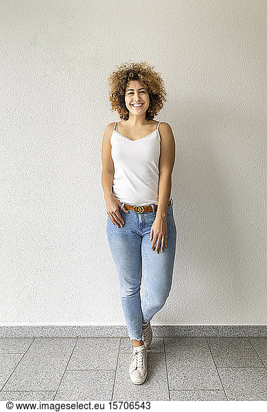 Lächelnde Frau mittleren Alters in Jeans