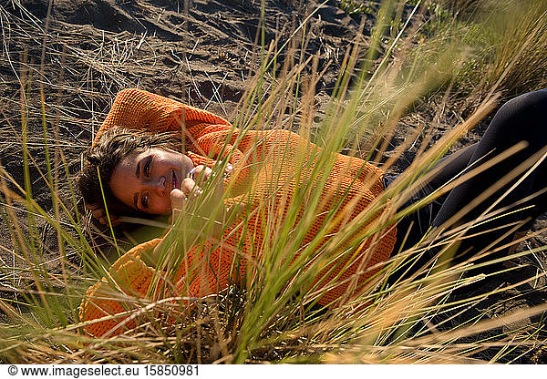Lächelnde Frau spielt in den Sanddünen