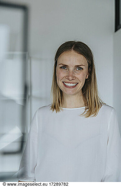 Lächelnde Frau stehend