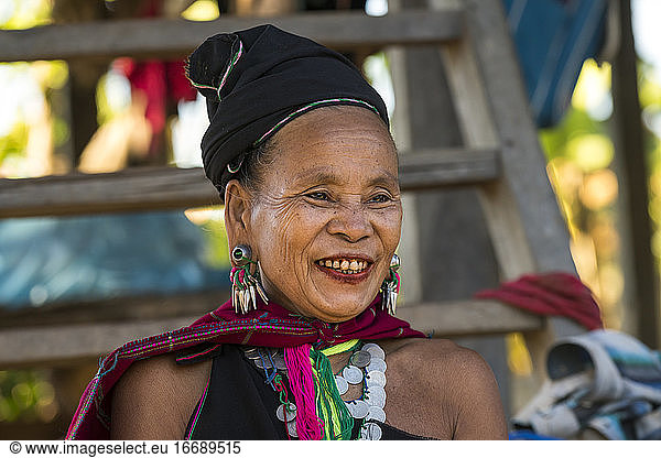 Lächelnde Frau vom Stamm der Kayah schaut weg  Loikaw  Myanmar