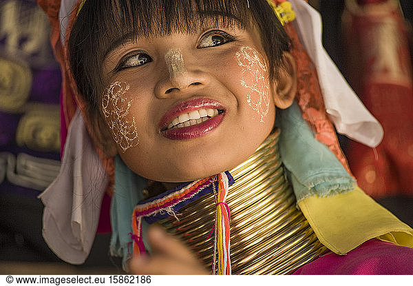 Lächelnde Frau vom Stamm der Long Neck Karen
