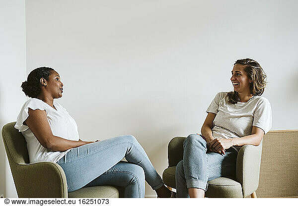 Lächelnde Frauen  die miteinander reden