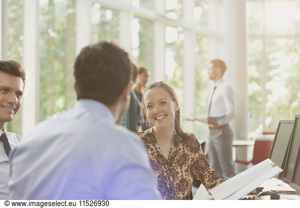Lächelnde Geschäftsfrau im Meeting