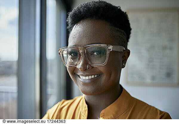 Lächelnde Geschäftsfrau mit Brille im Büro