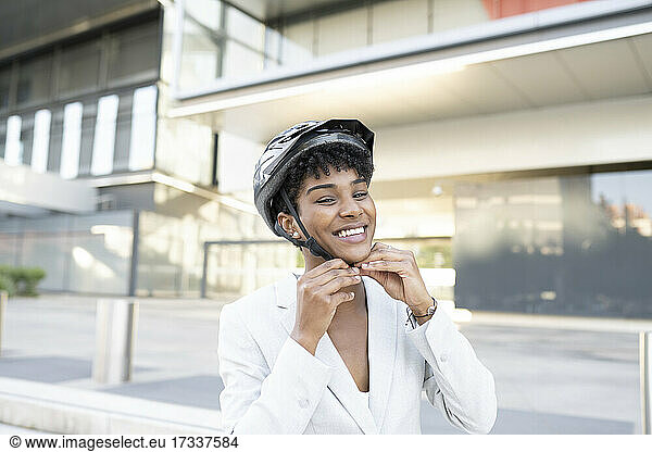 Lächelnde Geschäftsfrau mit Helm