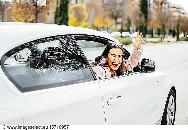 Lächelnde Geschäftsfrau mit Sonnenbrille im Auto