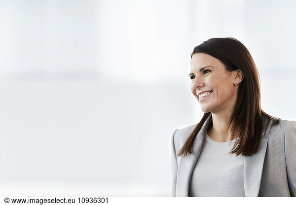 Lächelnde Geschäftsfrau schaut weg