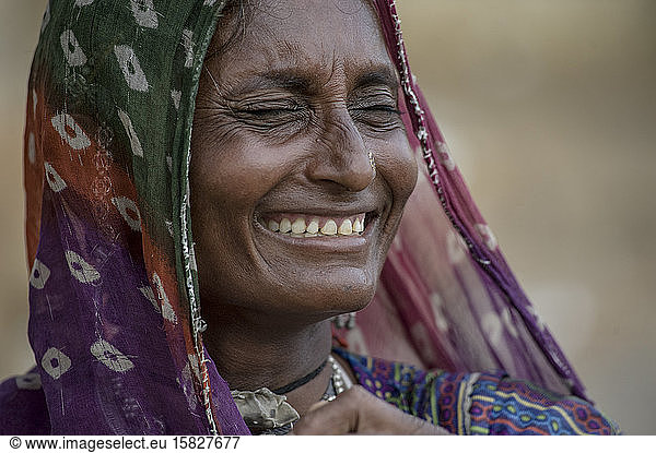 Lächelnde Rajasthani-Frau in traditioneller Kleidung