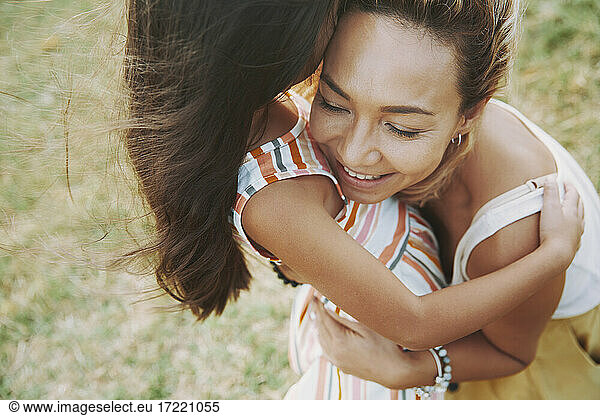 Lächelnde reife Frau umarmt Tochter