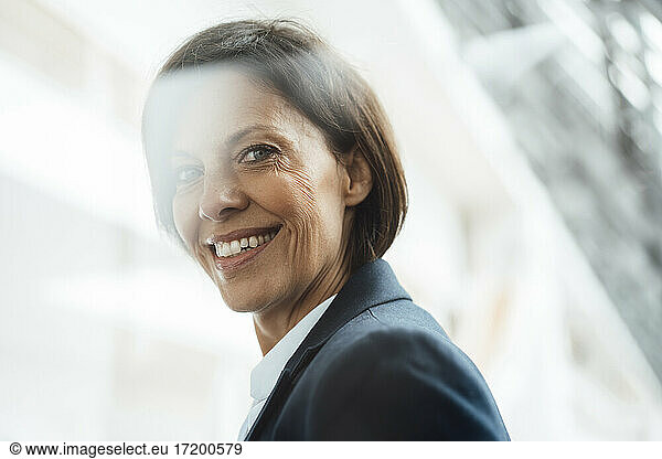 Lächelnde reife Geschäftsfrau im Büro