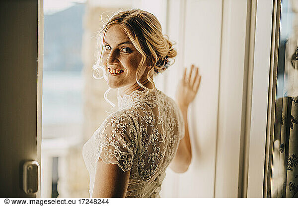 Lächelnde schöne blonde Braut während der Hochzeit