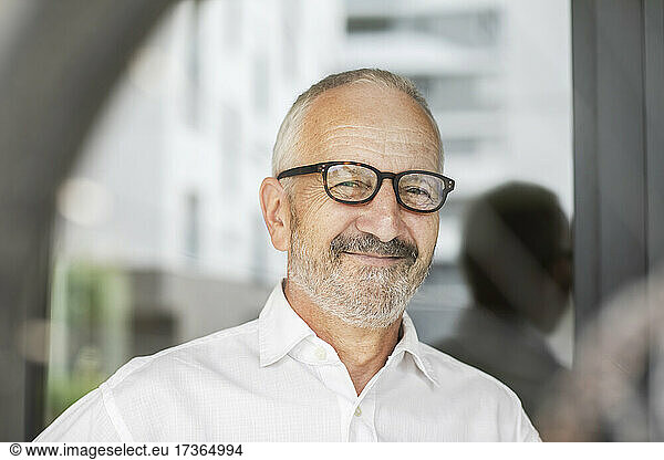 Lächelnder Geschäftsmann mit Brille