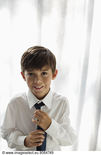 Lächelnder Junge mit Hemd und Krawatte