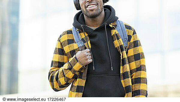 Lächelnder Mann mit gelbkarierter Jacke