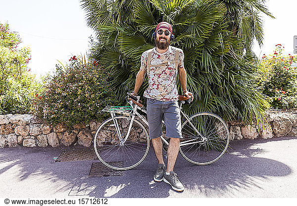 Lächelnder reifer Mann mit Fahrrad